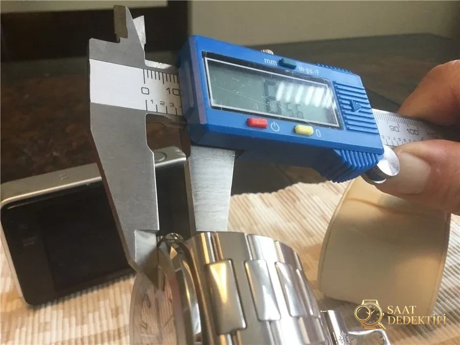 Gerçek-replika karşılaştırması: PPF Factory beyaz kadranlı Nautilus V2 versiyon replika saatin orijinal Patek Philippe 5711 mavi kadranlı ile karşılaştırma incelemesi - Kadran İbreleri ve Saniye Akışı