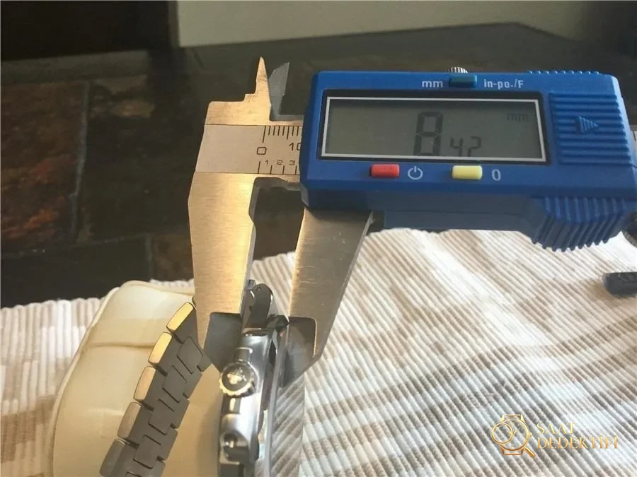 Gerçek-replika karşılaştırması: PPF Factory beyaz kadranlı Nautilus V2 versiyon replika saatin orijinal Patek Philippe 5711 mavi kadranlı ile karşılaştırma incelemesi - Cam Yansıma Önleyici (AR) Kaplama