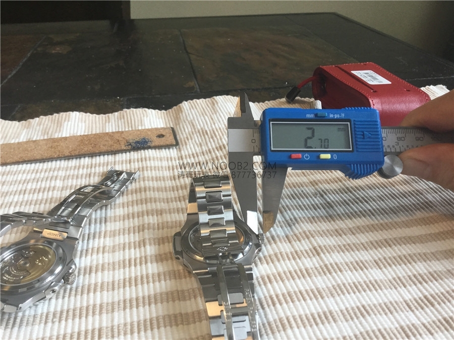 Gerçek-replika karşılaştırması: PPF Factory beyaz kadranlı Nautilus V2 versiyon replika saatin orijinal Patek Philippe 5711 mavi kadranlı ile karşılaştırma incelemesi — 19. fotoğraf