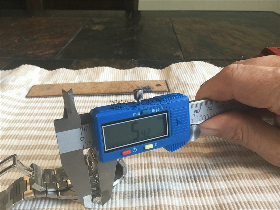 Gerçek-replika karşılaştırması: PPF Factory beyaz kadranlı Nautilus V2 versiyon replika saatin orijinal Patek Philippe 5711 mavi kadranlı ile karşılaştırma incelemesi — 22. fotoğraf