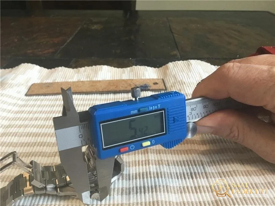 Gerçek-replika karşılaştırması: PPF Factory beyaz kadranlı Nautilus V2 versiyon replika saatin orijinal Patek Philippe 5711 mavi kadranlı ile karşılaştırma incelemesi - Arka Kapak Gravür ve Seri Numarası
