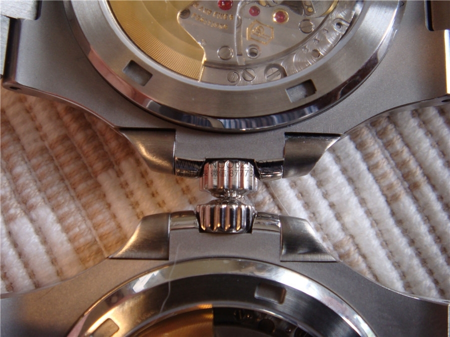 Gerçek-replika karşılaştırması: PPF Factory beyaz kadranlı Nautilus V2 versiyon replika saatin orijinal Patek Philippe 5711 mavi kadranlı ile karşılaştırma incelemesi — 25. fotoğraf