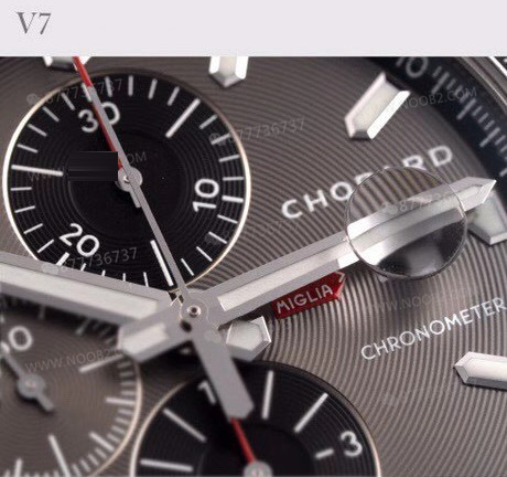 Gerçek-replika karşılaştırması: V7 Factory Chopard Classic Racing serisi 168571-3004 kronograf saatin işçiliği iyi mi? — 25. fotoğraf