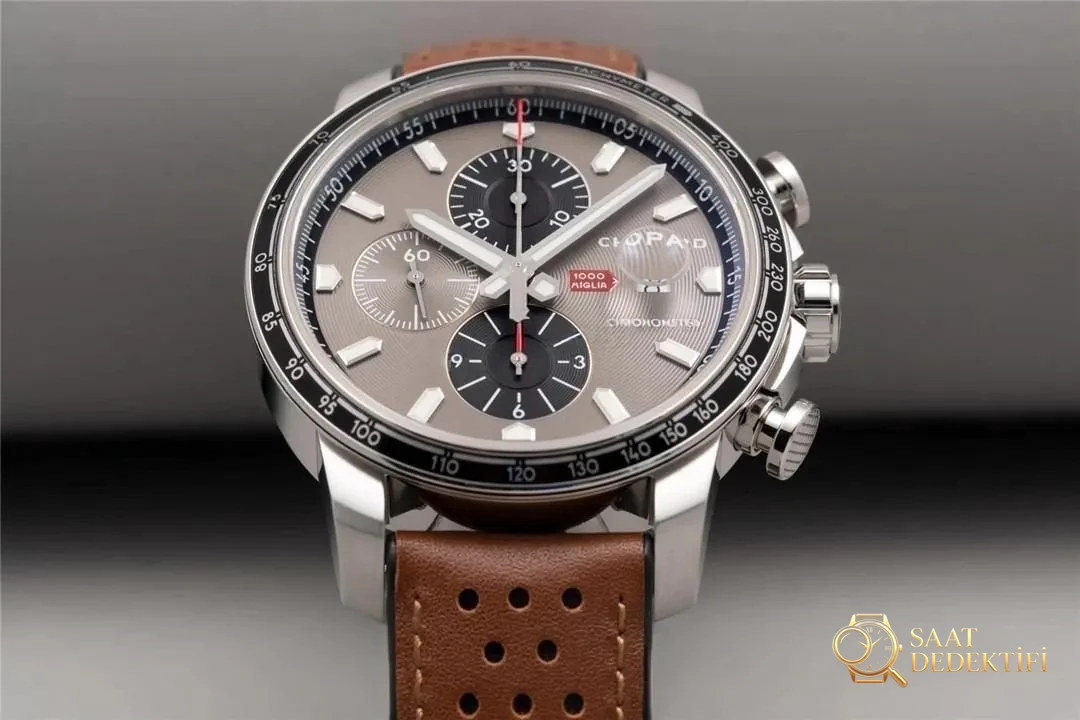 Gerçek-replika karşılaştırması: V7 Factory Chopard Classic Racing serisi 168571-3004 kronograf saatin işçiliği iyi mi? - Arka Safir Cam Altında Kalibre Detayı