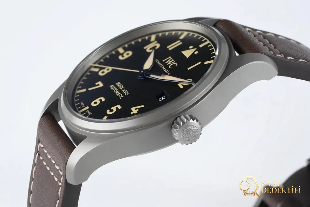 Gerçek-replika karşılaştırması: V7 Factory IWC titanyum kasa Mark XVIII IW327006 inceleme - Arka Safir Cam Altında Kalibre Detayı