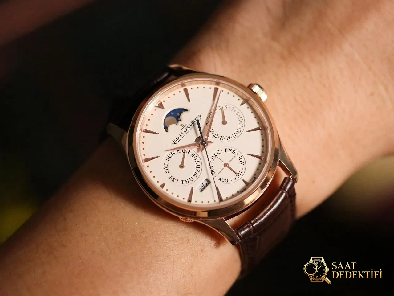 Vergleich mit echten Nachbildungen: Überprüfung der V9 Jaeger-LeCoultre Master-Replikuhr mit ewigem Kalender im Vergleich zum Original – Krümmung und Reflexion des Saphirkristallglases