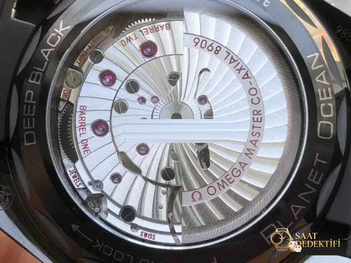 Gerçek-replika karşılaştırması: VS Factory Omega Deep Black derinlemesine inceleme - Yan Profil ve Kordon Bağlantısı