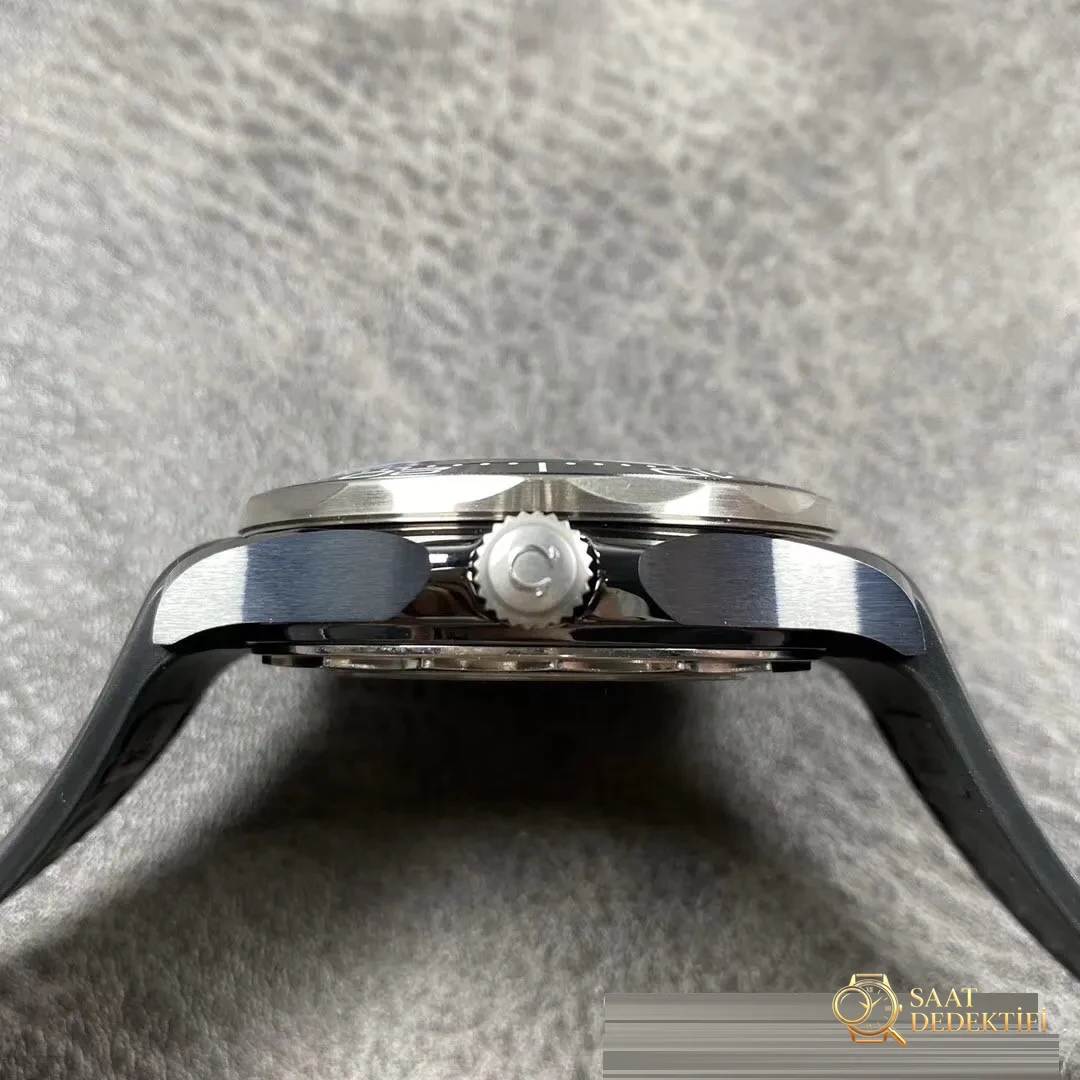 Gerçek-replika karşılaştırması: VS Factory Omega seramik-titanyum Seamaster 300m + naiad lock, orijinal ve piyasa versiyonuyla karşılaştırmalı dalış saati incelemesi - Kordon Bakla Esnekliği ve Pim Yuvaları