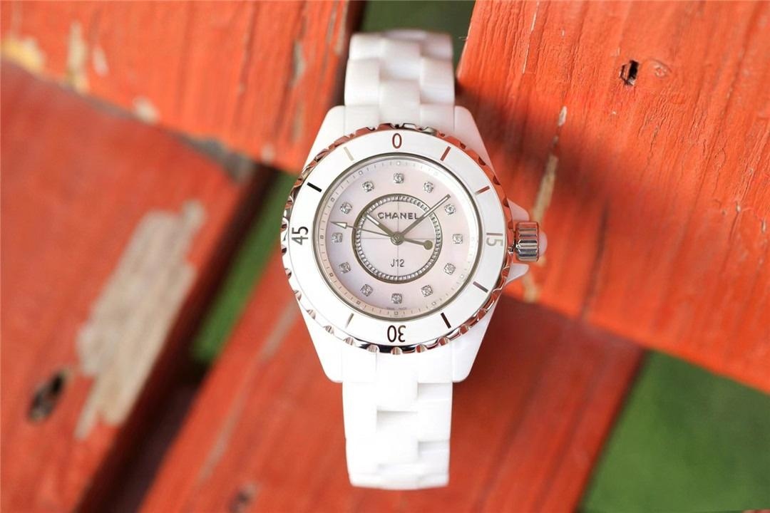 Gerçek-replika karşılaştırması: XF Factory Chanel J12 pembe sedef kadranlı H5513 saat incelemesi — 12. fotoğraf