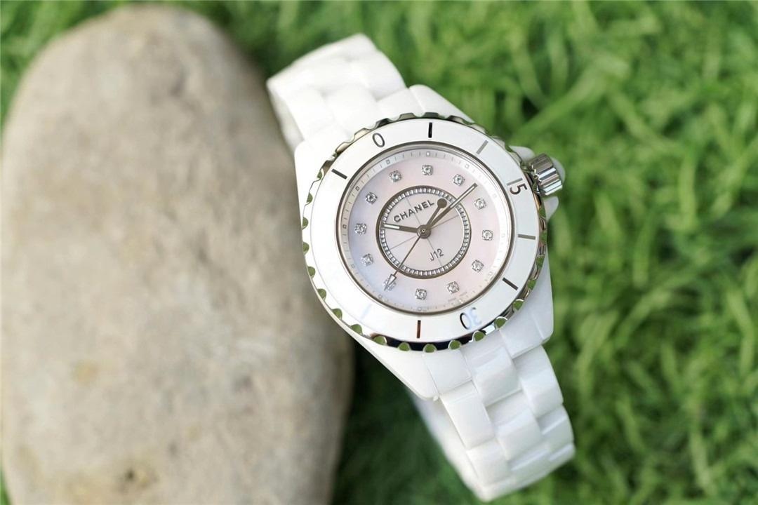 Gerçek-replika karşılaştırması: XF Factory Chanel J12 pembe sedef kadranlı H5513 saat incelemesi — 13. fotoğraf