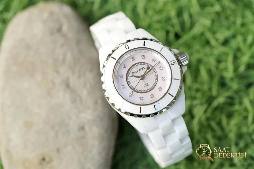 Gerçek-replika karşılaştırması: XF Factory Chanel J12 pembe sedef kadranlı H5513 saat incelemesi - Kasa Çeliği ve Polisaj Kalitesi