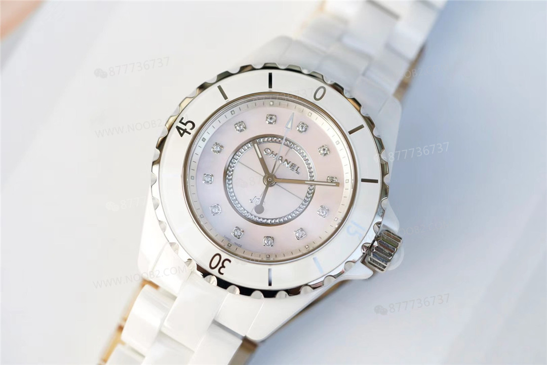 Gerçek-replika karşılaştırması: XF Factory Chanel J12 pembe sedef kadranlı H5513 saat incelemesi — 16. fotoğraf