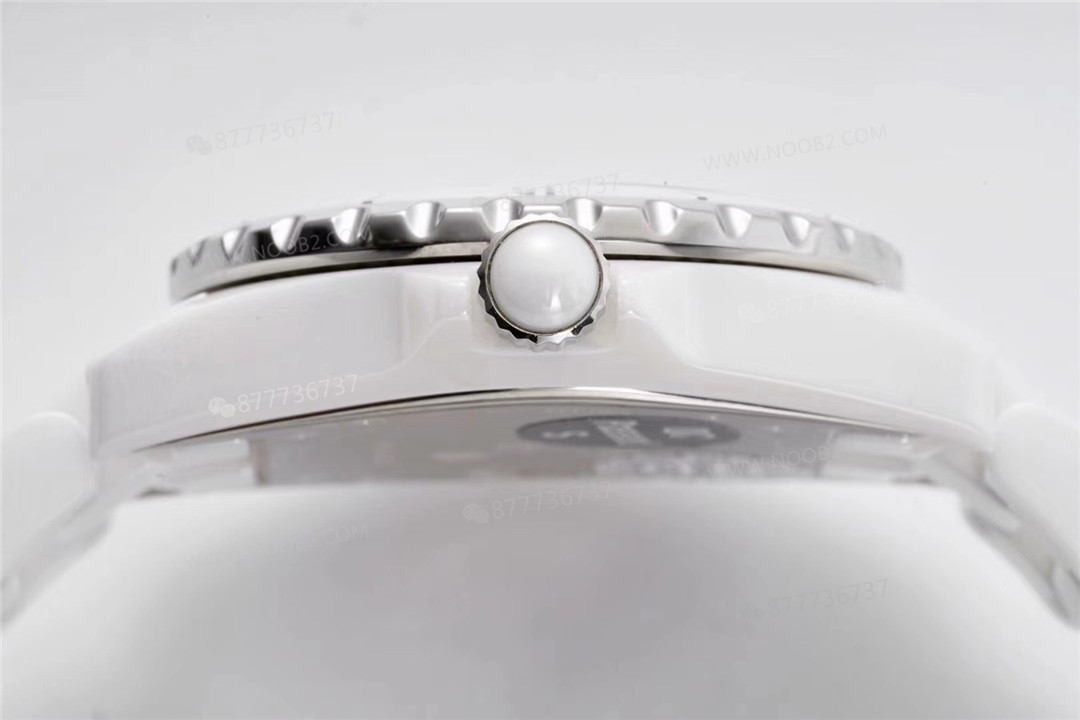 Gerçek-replika karşılaştırması: XF Factory Chanel J12 pembe sedef kadranlı H5513 saat incelemesi — 19. fotoğraf