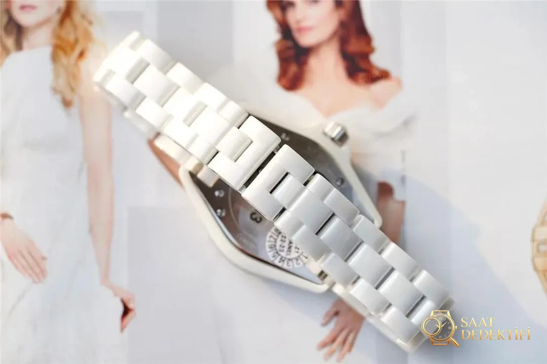Gerçek-replika karşılaştırması: XF Factory Chanel J12 pembe sedef kadranlı H5513 saat incelemesi - Kordon Dokusu ve Dikiş Detayları