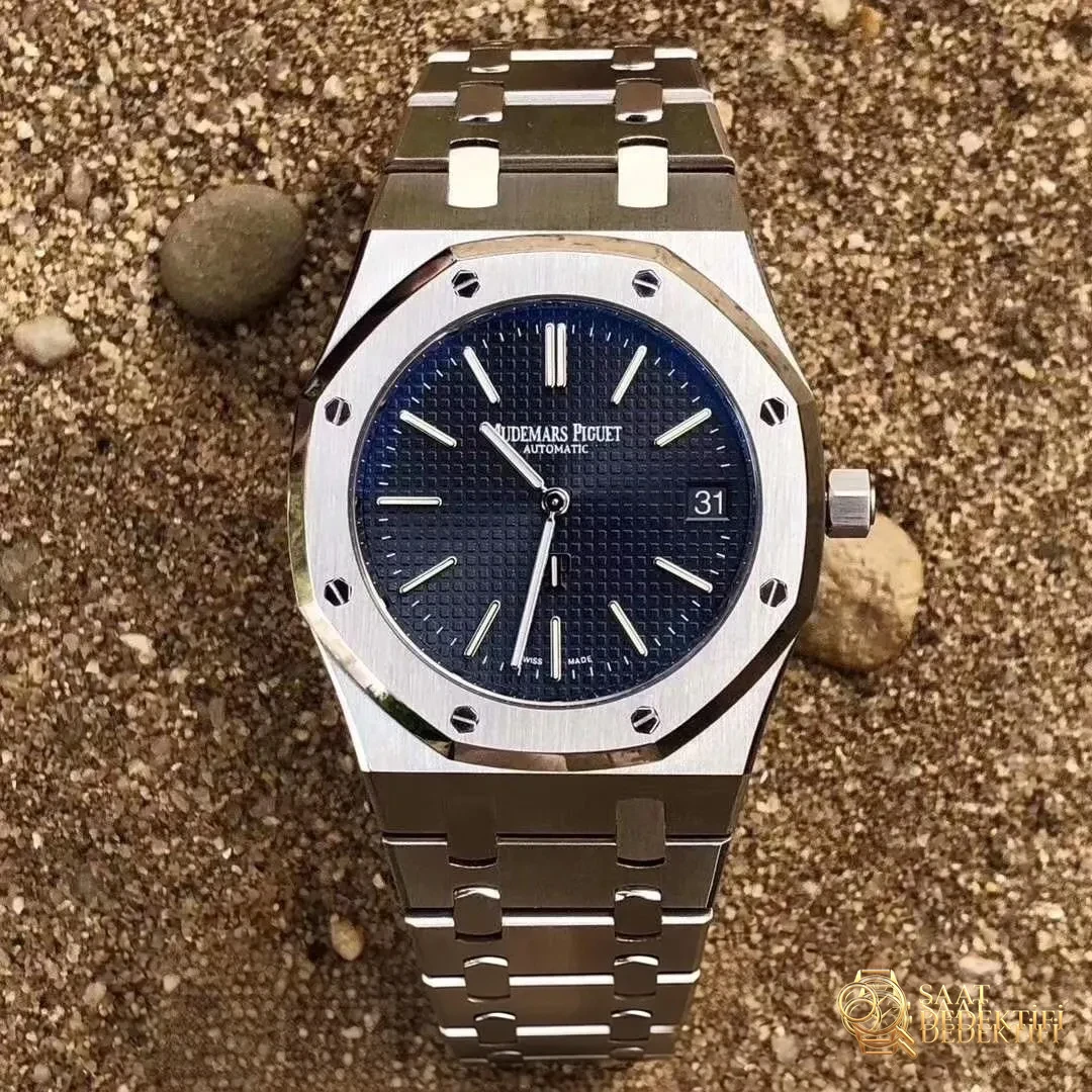 Gerçek-replika karşılaştırması: XF15202 replika ile orijinal AP Royal Oak klasik ultra ince iki iğneli çelik saat - Mekanizma Zemberek ve Balans Detayı