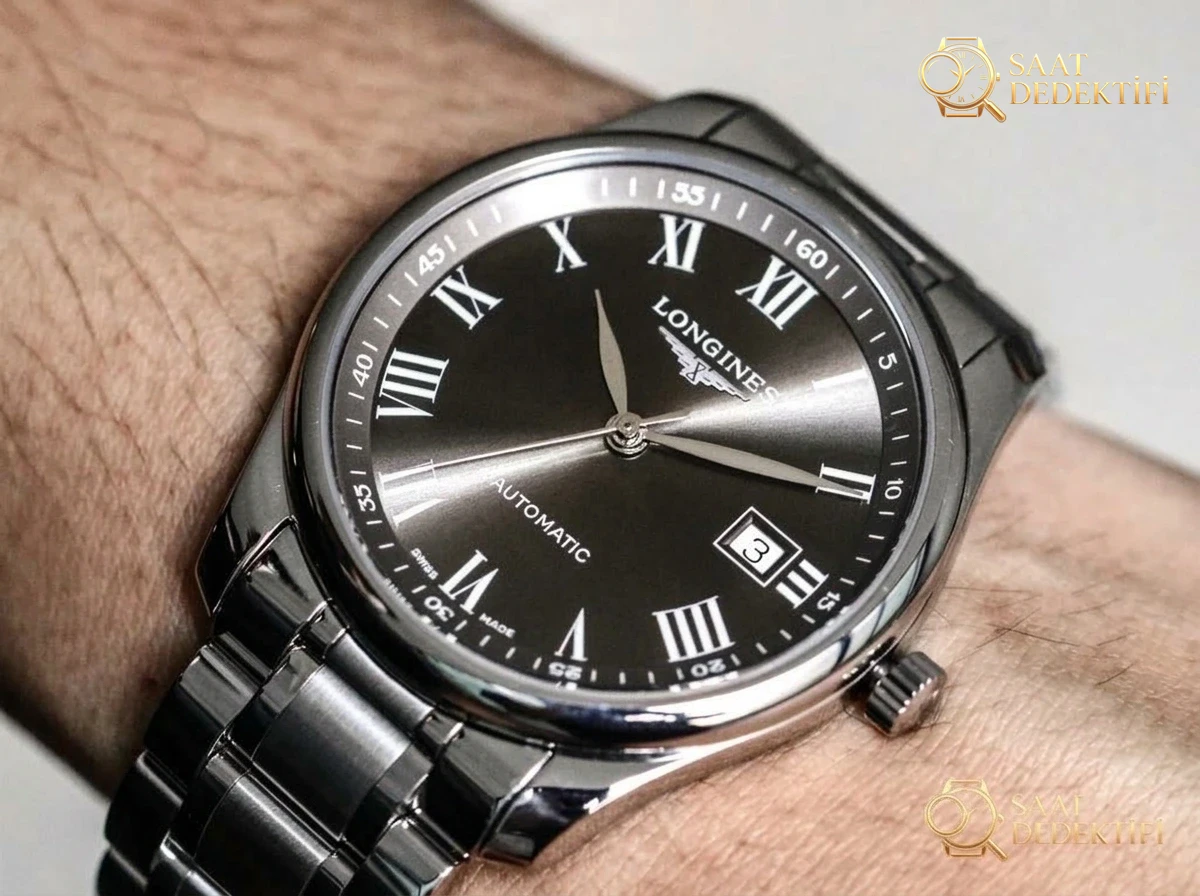 Gerçek-Replika Karşılaştırması: Yeni V9 Factory Longines Master Collection Gri Kadranlı 40 mm 3 Konum Tek Takvimli L2.793.4.71.6 Replika İncelemesi - Bezel İçi Rehaut Gravürü ve Hizalaması