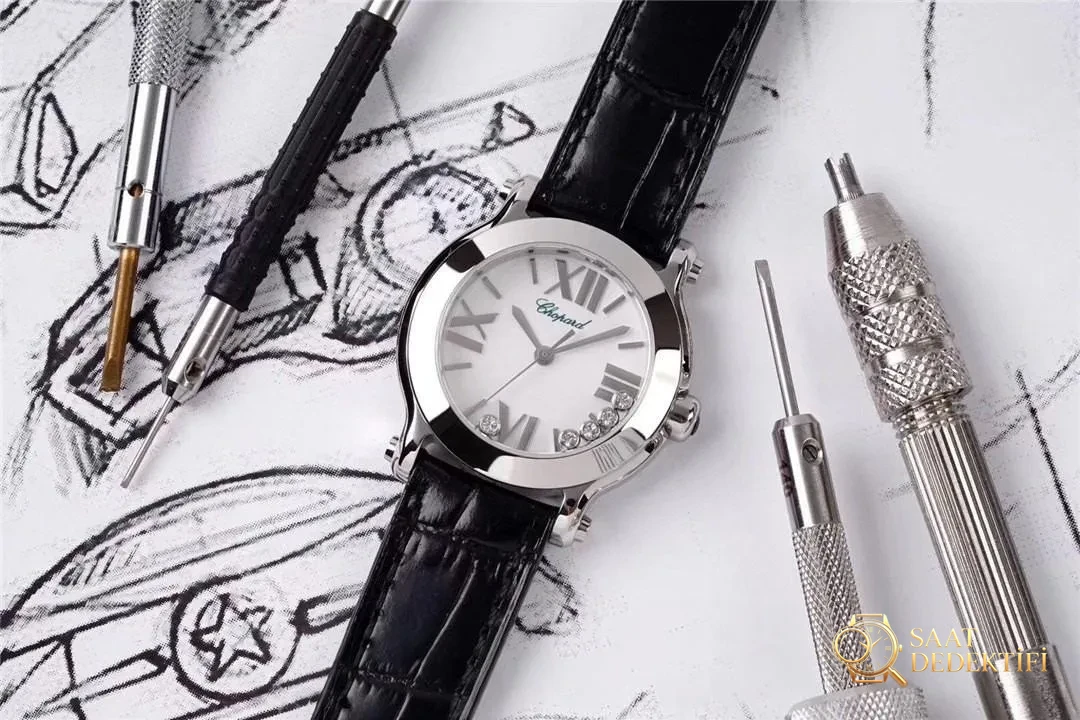 Gerçek-Replika Karşılaştırması: ZF Factory Chopard Happy Diamonds Quartz 278509-3001 Orijinal LUC İsviçre ETA955.112 Mekanizmalı Replika Saat ile Orijinal İnceleme Karşılaştırması - Genel Açı ve Estetik Duruş