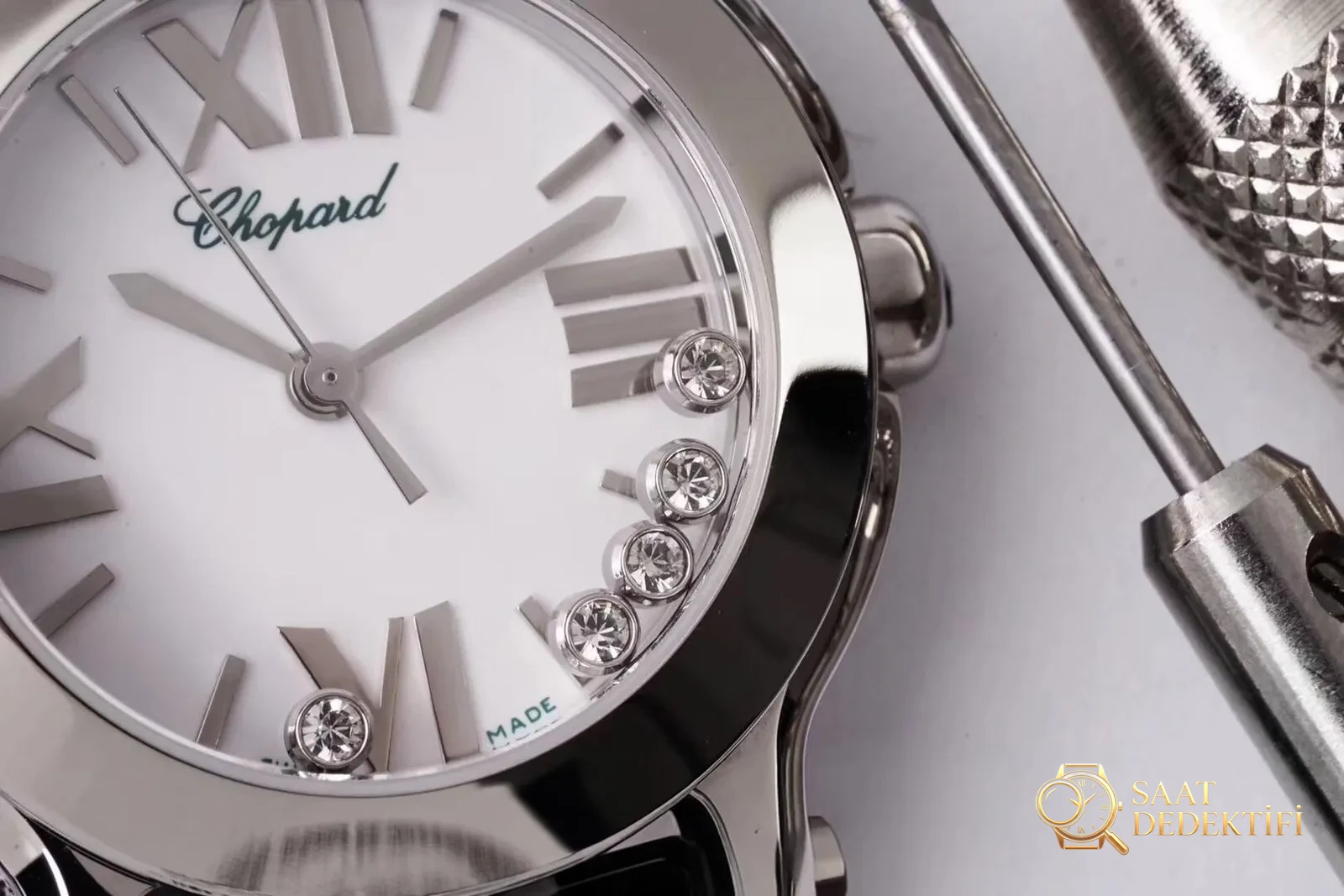 Gerçek-Replika Karşılaştırması: ZF Factory Chopard Happy Diamonds Quartz 278509-3001 Orijinal LUC İsviçre ETA955.112 Mekanizmalı Replika Saat ile Orijinal İnceleme Karşılaştırması - Toka İçi Mikro Ayar Mekanizması