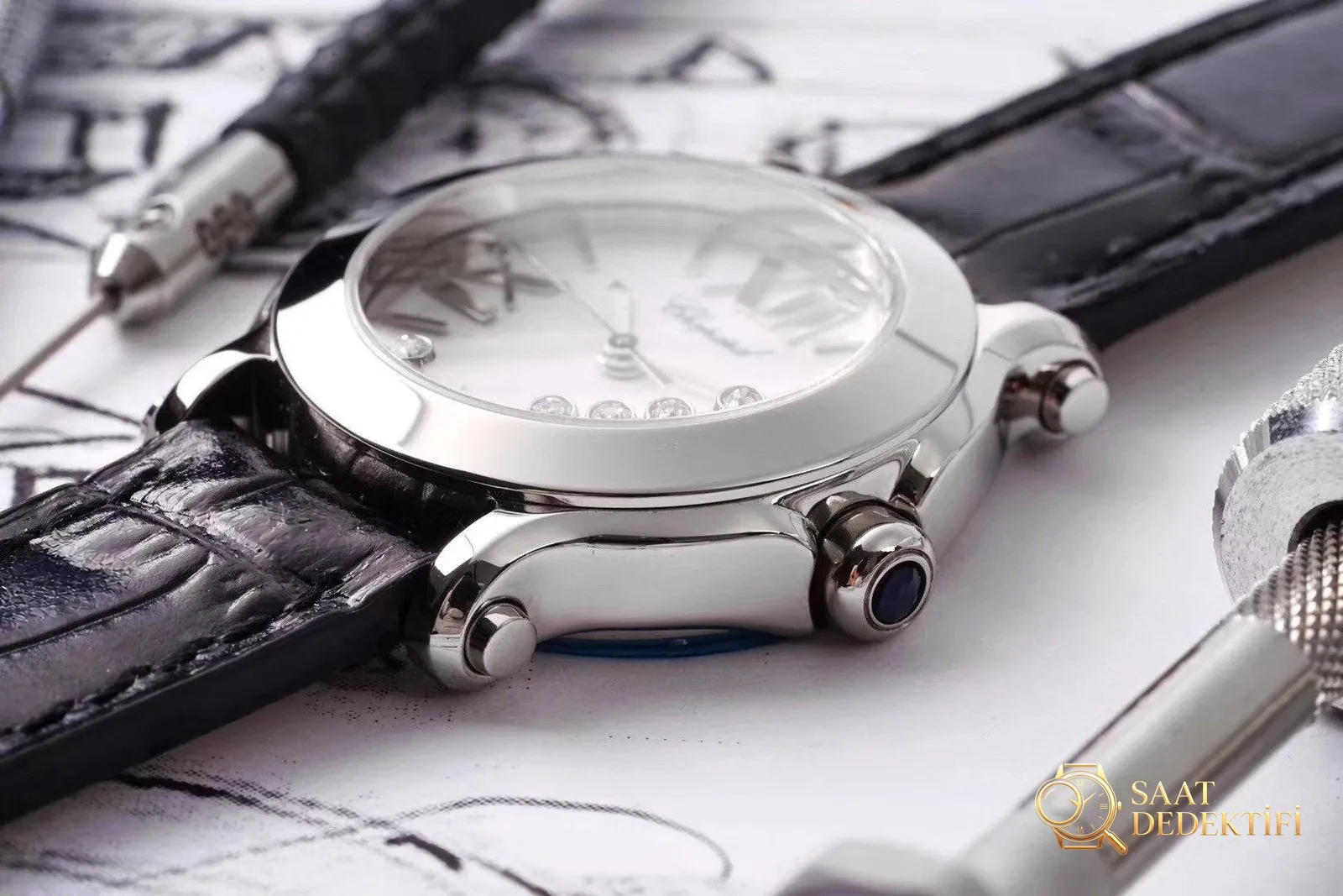 Gerçek-Replika Karşılaştırması: ZF Factory Chopard Happy Diamonds Quartz 278509-3001 Orijinal LUC İsviçre ETA955.112 Mekanizmalı Replika Saat ile Orijinal İnceleme Karşılaştırması - Koleksiyon ve Vitrin Görünümü