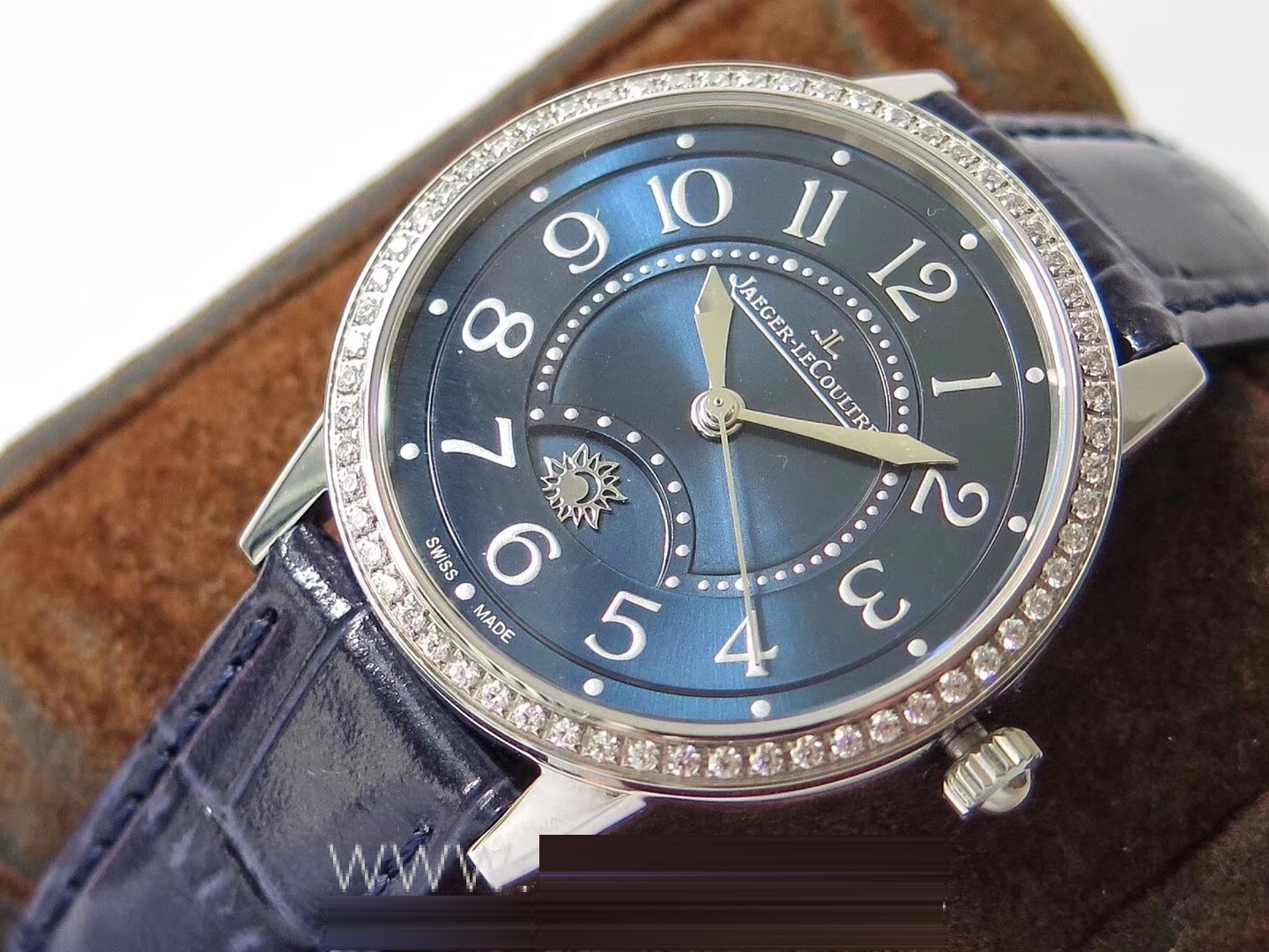Gerçek-replika karşılaştırması: ZF Factory Jaeger-LeCoultre Rendez-Vous serisi 3468480 kadın mavi kadranlı replika saatin orijinalle karşılaştırmalı incelemesi — 15. fotoğraf