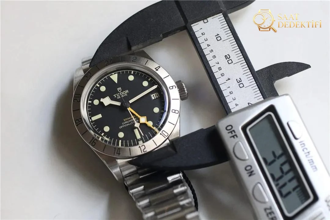 Gerçek-replika karşılaştırması: ZF Factory Tudor M79470 Black Bay 39 mm GMT ilk bakışta belli olur mu? - Arka Kapak Gravür ve Seri Numarası