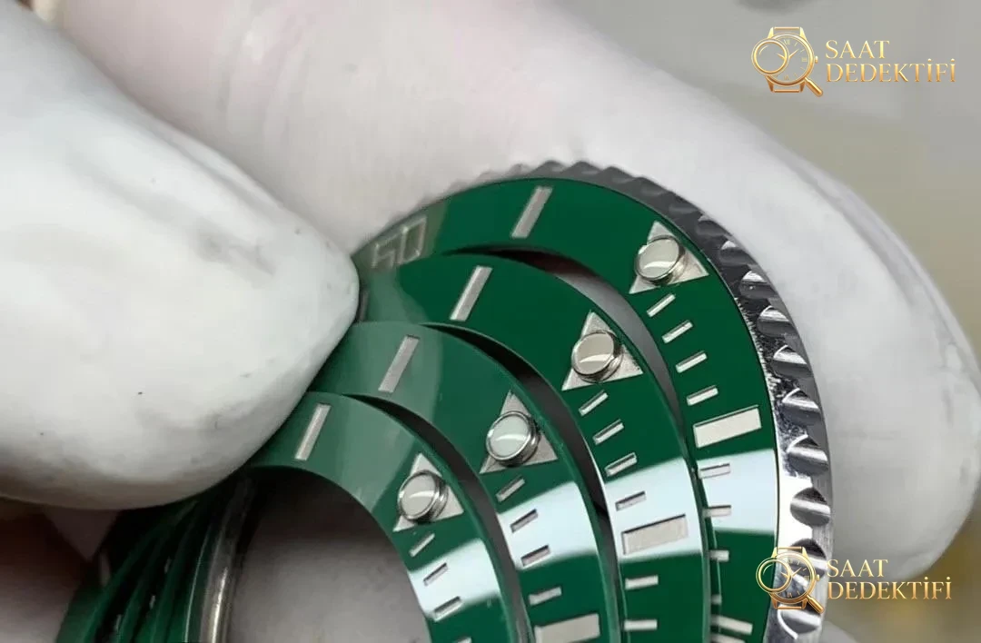 Gerçek-Replika Karşılaştırması: ZZ Factory V2S Rolex Yeşil Su Hayaleti + Clean Yeşil Bezel + Dolu Merkez Mili + İşlenmiş Çubuk İşaretler + Üç Boyutlu Akrep ve Yelkovan, Yükseltilmiş Sürümün Gerçek Çekimleri - Genel Açı ve Estetik Duruş