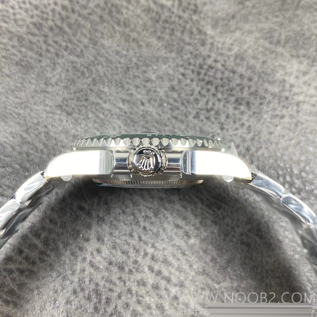Gerçek-Replika Karşılaştırması: ZZ Factory V2S Rolex Yeşil Su Hayaleti + Clean Yeşil Bezel + Dolu Merkez Mili + İşlenmiş Çubuk İşaretler + Üç Boyutlu Akrep ve Yelkovan, Yükseltilmiş Sürümün Gerçek Çekimleri — 16. fotoğraf