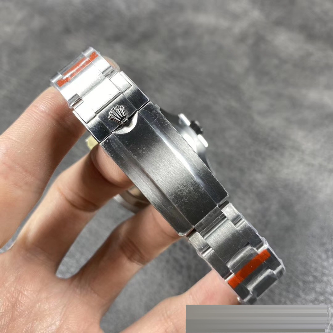 Gerçek-Replika Karşılaştırması: ZZ Factory V2S Rolex Yeşil Su Hayaleti + Clean Yeşil Bezel + Dolu Merkez Mili + İşlenmiş Çubuk İşaretler + Üç Boyutlu Akrep ve Yelkovan, Yükseltilmiş Sürümün Gerçek Çekimleri — 19. fotoğraf