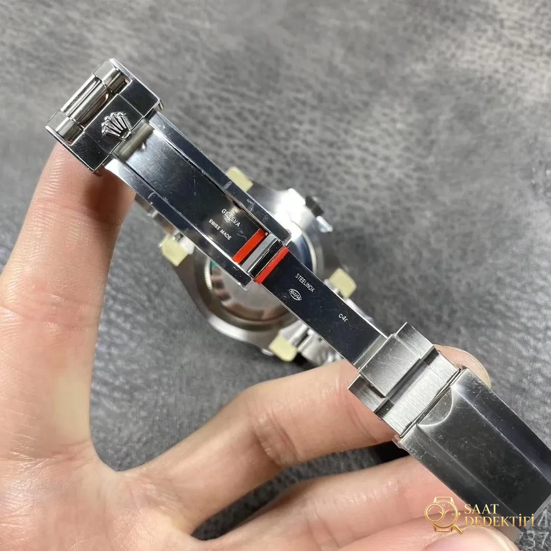 Gerçek-Replika Karşılaştırması: ZZ Factory V2S Rolex Yeşil Su Hayaleti + Clean Yeşil Bezel + Dolu Merkez Mili + İşlenmiş Çubuk İşaretler + Üç Boyutlu Akrep ve Yelkovan, Yükseltilmiş Sürümün Gerçek Çekimleri - Kordon Dokusu ve Dikiş Detayları