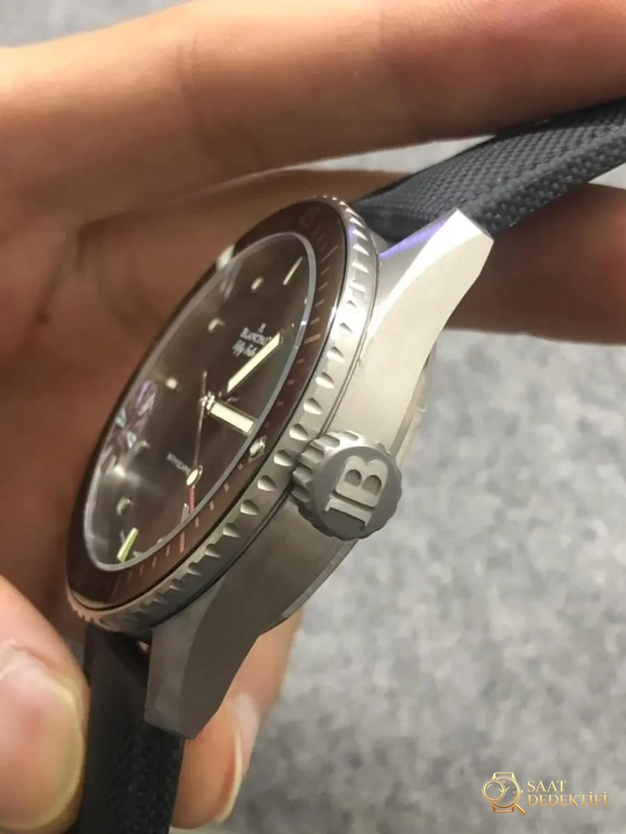 GF Factory Blancpain Fifty Fathoms serisi saten fırçalanmış titanyum saat incelemesi - Arka Kapak ve Mekanizma Detayı