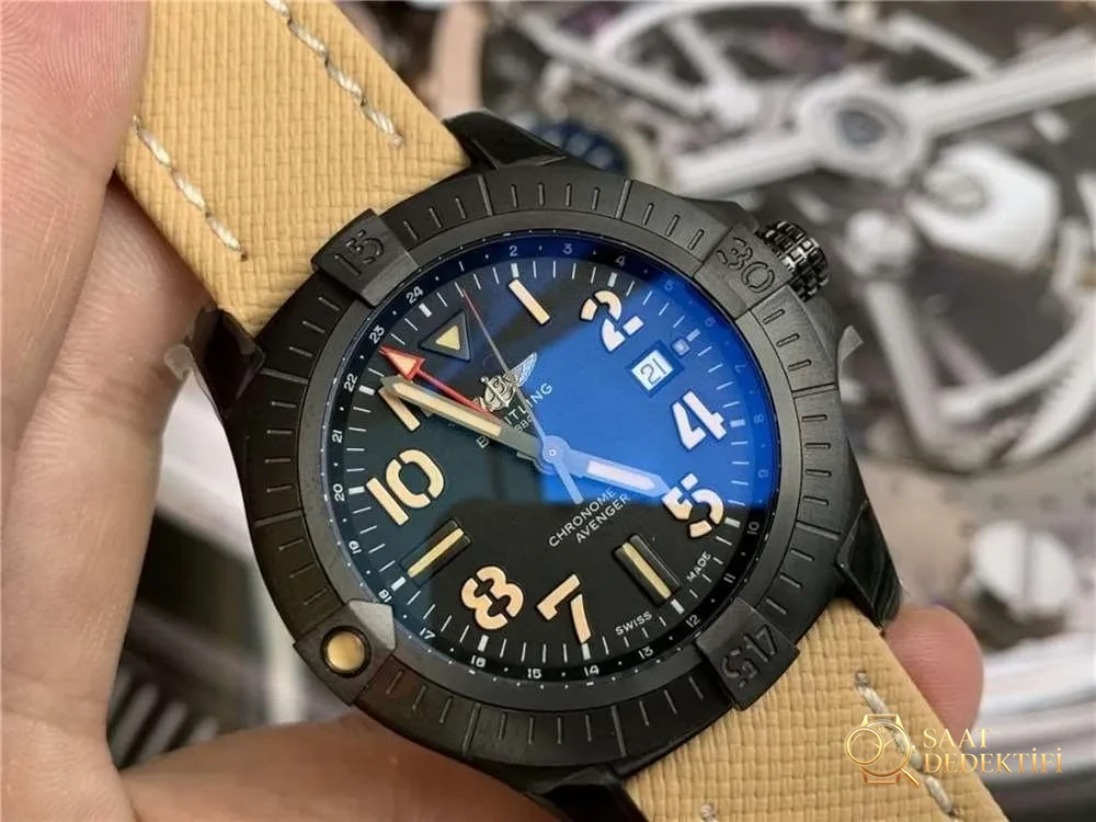 GF Factory Breitling Avenger 45 mm çift zaman dilimli saat işçilik incelemesi - Arka Kapak ve Mekanizma Detayı