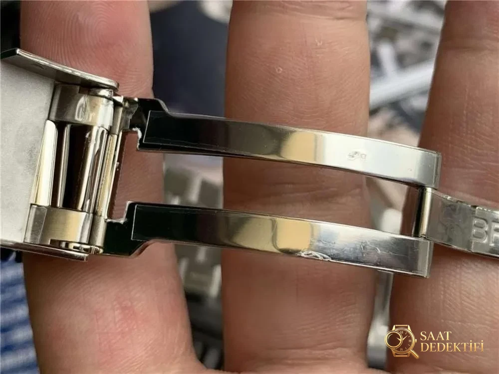 GF Factory Breitling Avenger 45 mm çift zaman dilimli saat işçilik incelemesi - Arka Kapak Gravür ve Seri Numarası