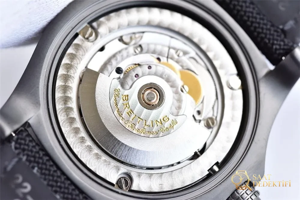GF Factory Breitling Avenger Blackbird V4 yükseltilmiş versiyonu ZF Factory işinden daha mı iyi? - Yan Profil ve Kordon Bağlantısı