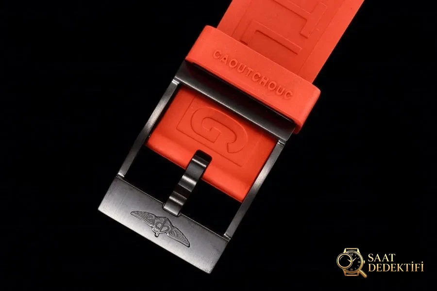 GF Factory Breitling Avenger II Black Steel V2 Kırmızı Kadran Saat İncelemesi - Fosfor ve Super-LumiNova Gece Görünümü