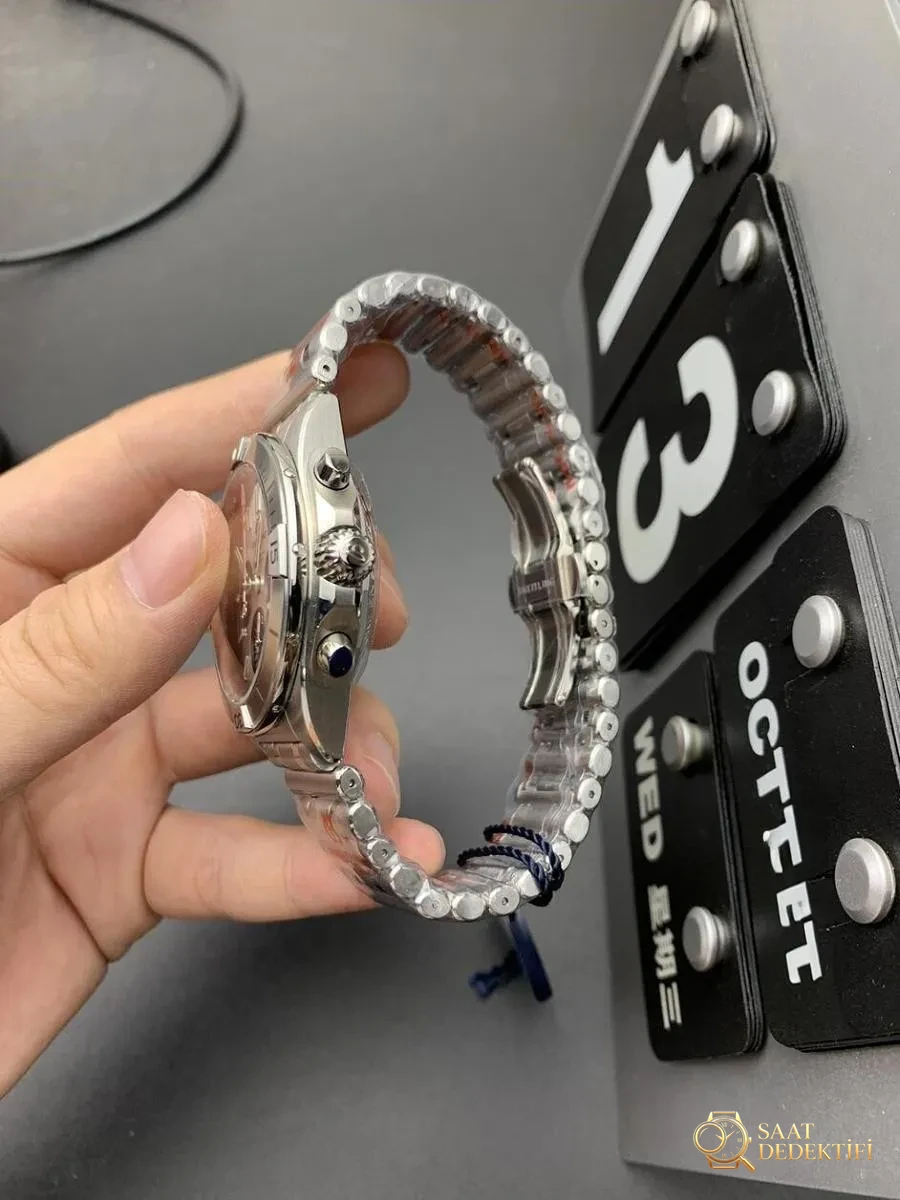 GF Factory Breitling B01 Kronograf Serisi 42 mm Bullet Bilezikli Kol Saati (Panda Kadran) İncelemesi - Arka Kapak ve Mekanizma Detayı