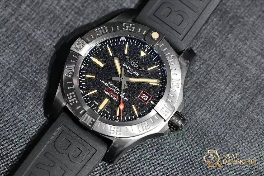 GF Factory Breitling Blackbird V4, sert erkek saatlerinin en güçlü kralı olabilir mi? - Arka Kapak ve Mekanizma Detayı