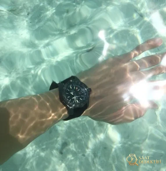 GF Factory Breitling Blackbird V4, sert erkek saatlerinin en güçlü kralı olabilir mi? - Arka Kapak Gravür ve Seri Numarası