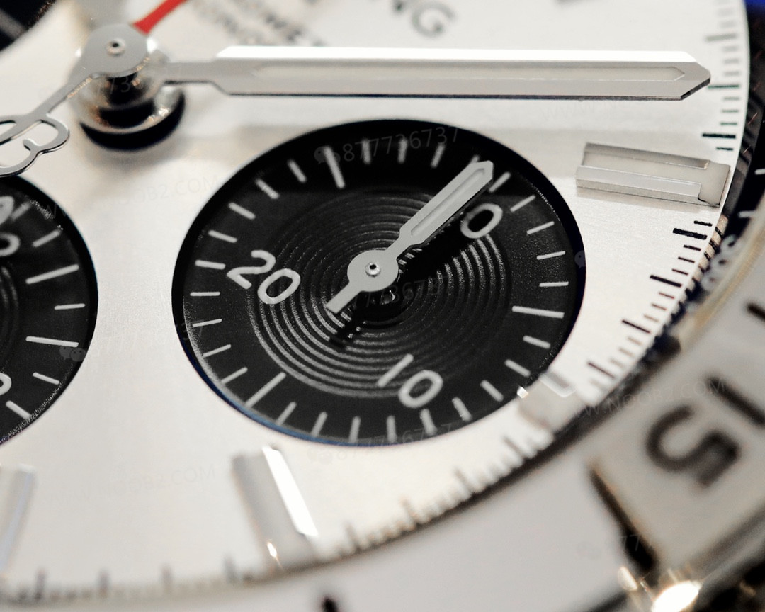 GF Factory Breitling Chronomat B01 kronograf replika saatte siyah kadranda renk farkı var mı? — 5. fotoğraf