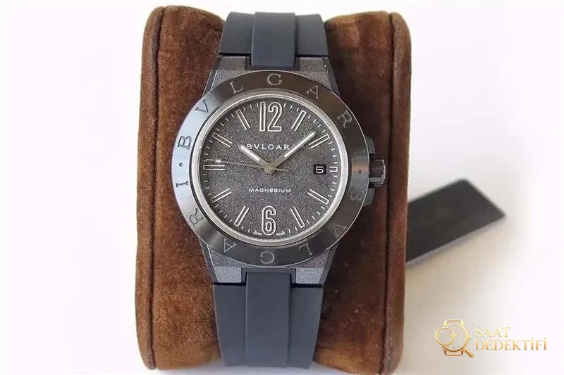 GF Factory Bvlgari Diagono serisi (gri-siyah kadran)... - Ön Görünüm ve Kasa Tasarımı