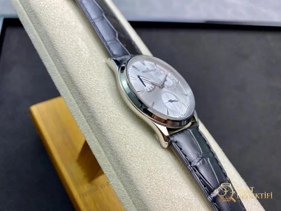 GF Factory Jaeger-LeCoultre Master serisi 1378420 erkek klasik kol saati (Palyaço beyaz kadran) - Arka Kapak ve Mekanizma Detayı