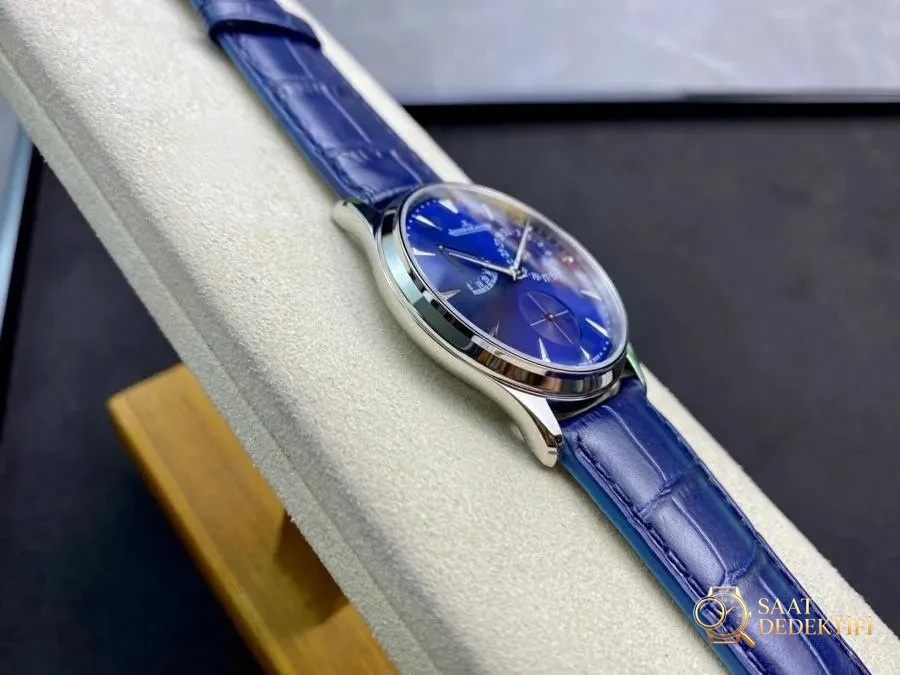 GF Factory Jaeger-LeCoultre Master Serisi 1378480 Erkek Klasik Kol Saati (Palyaço Mavi Kadran) - Arka Kapak ve Mekanizma Detayı