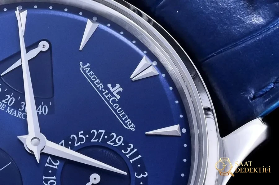GF Factory Jaeger-LeCoultre Master Serisi 1378480 Erkek Klasik Kol Saati (Palyaço Mavi Kadran) - Genel Açı ve Estetik Duruş