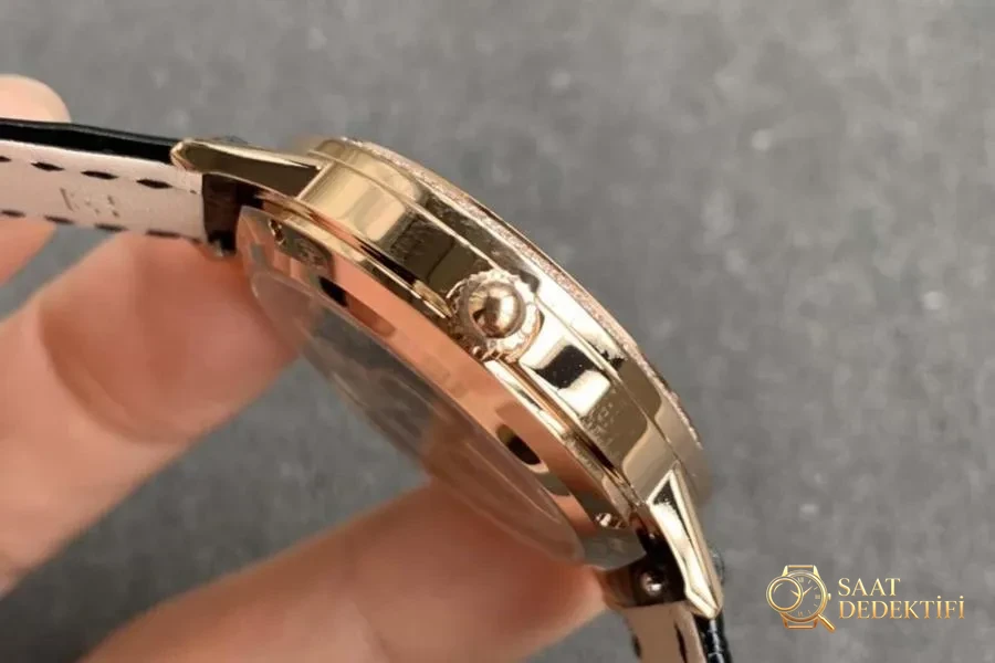 GF Factory Jaeger-LeCoultre Rendez-Vous gündüz-gece göstergeli 3442430 altın kaplama saat incelemesi - Arka Kapak ve Mekanizma Detayı