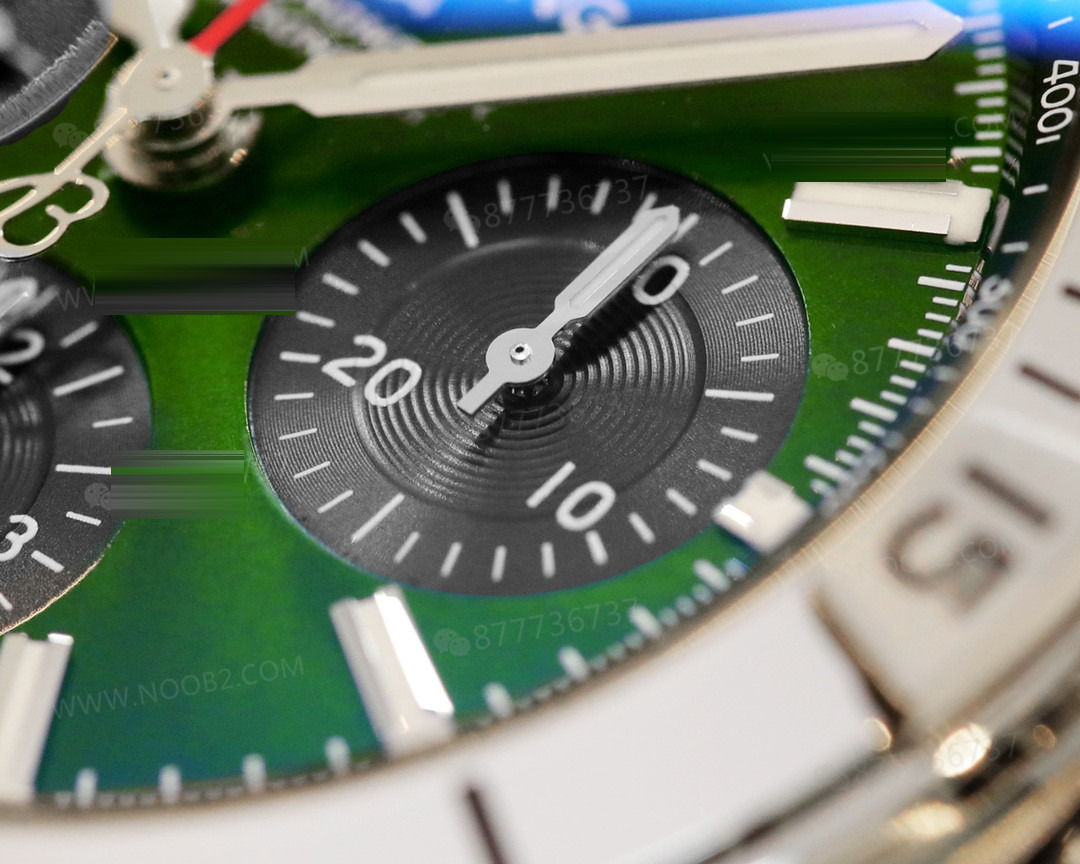 GF Factory Replika Breitling Chronomat Retro Mermi Bilezikli 42 mm Kronograf, Yarış Yeşili Kadran — 5. fotoğraf