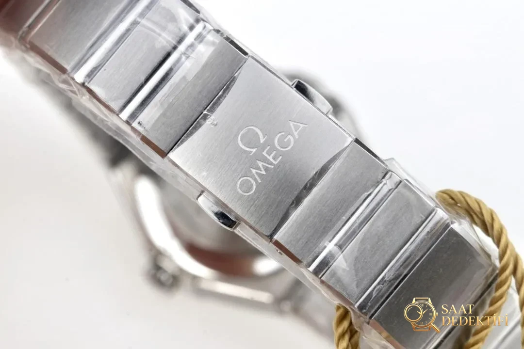 GF Omega Constellation 25 mm İsviçre Kuvars Saat İncelemesi - Fosfor ve Super-LumiNova Gece Görünümü