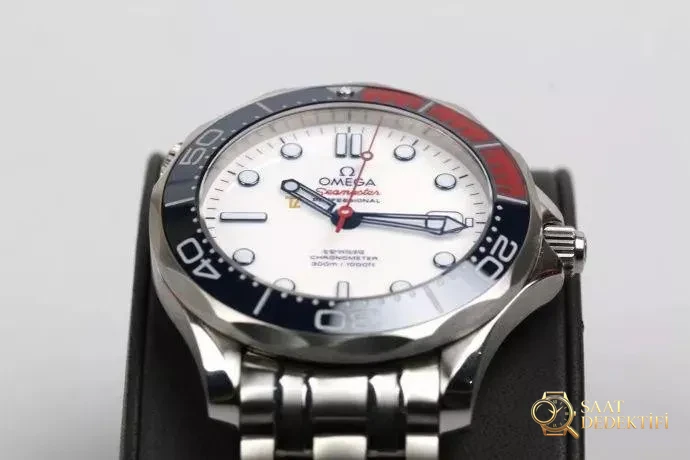 GM Factory Omega Seamaster 007 Commander gerçek-replika karşılaştırması: orijinalin karşısında UR Factory fark yaratabiliyor mu? - Genel Açı ve Estetik Duruş