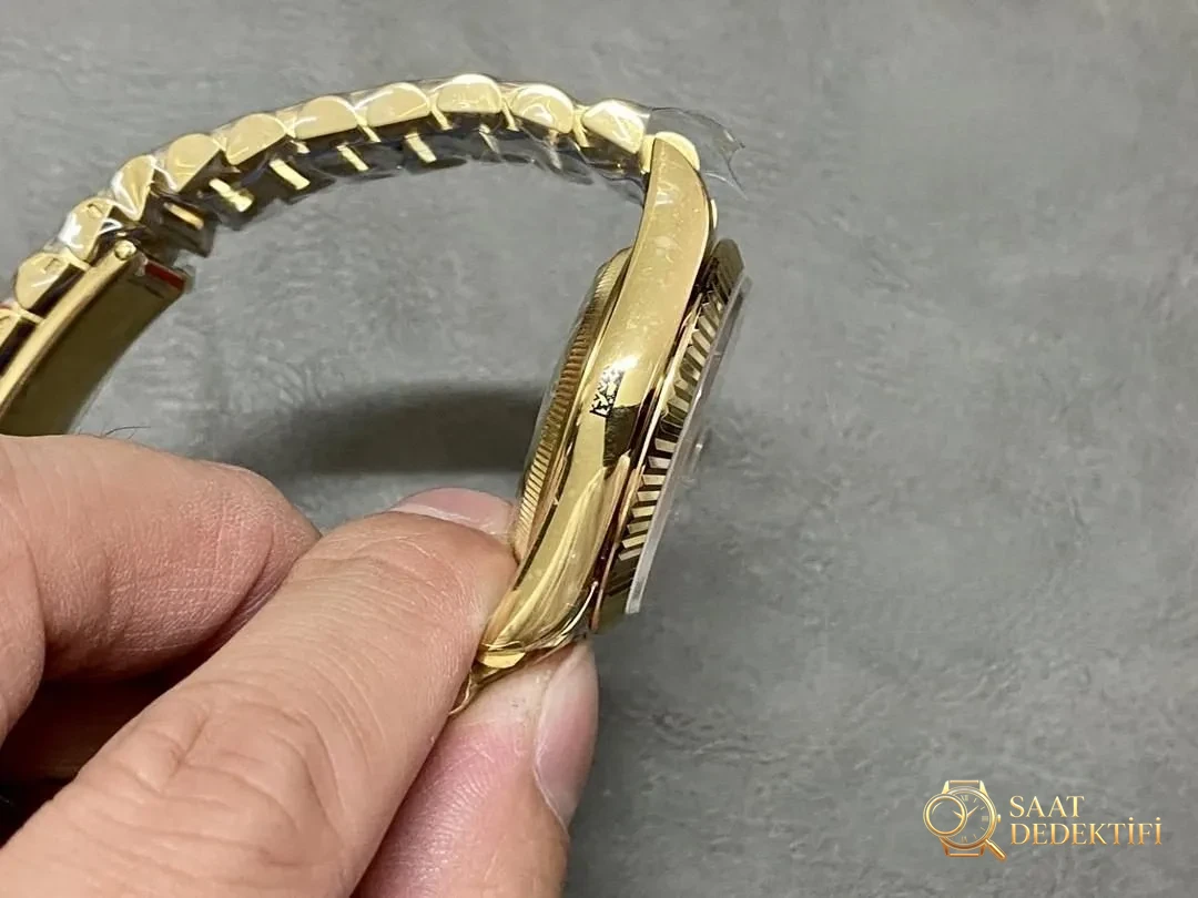 Каково качество изготовления копии Rolex Day-Date 18038 с простым циферблатом? - Задняя крышка и деталь механизма
