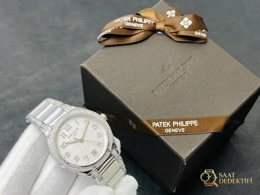 Revisión de Patek Philippe Twenty~4 7300: vista frontal y diseño de caja