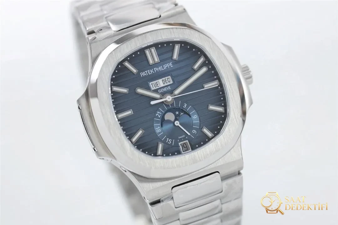 Reloj con calendario anual Patek Philippe Nautilus de fábrica verde 5726, esfera azul con fase lunar - Fondo de caja y detalle de movimiento
