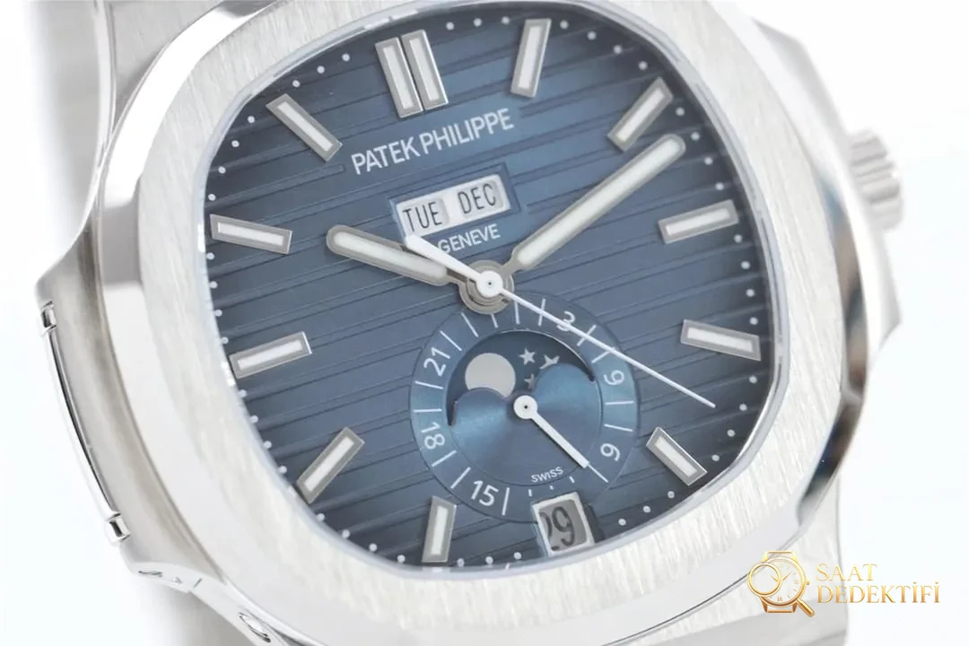 Reloj con calendario anual Patek Philippe Nautilus de fábrica verde 5726 con esfera azul y fase lunar - Mano de obra con índice y esfera macro